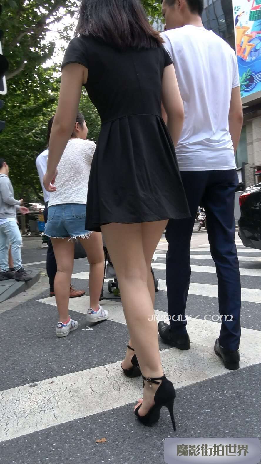 4K - 黑色连衣裙街拍凉高跟美腿姐姐 [1.06 GB/MP4]