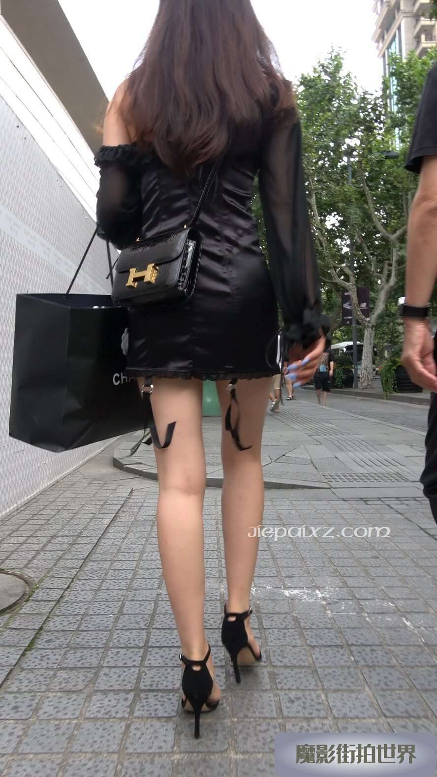 4K - 性感大长腿黑色连衣裙街拍美眉 [870 MB/MP4]
