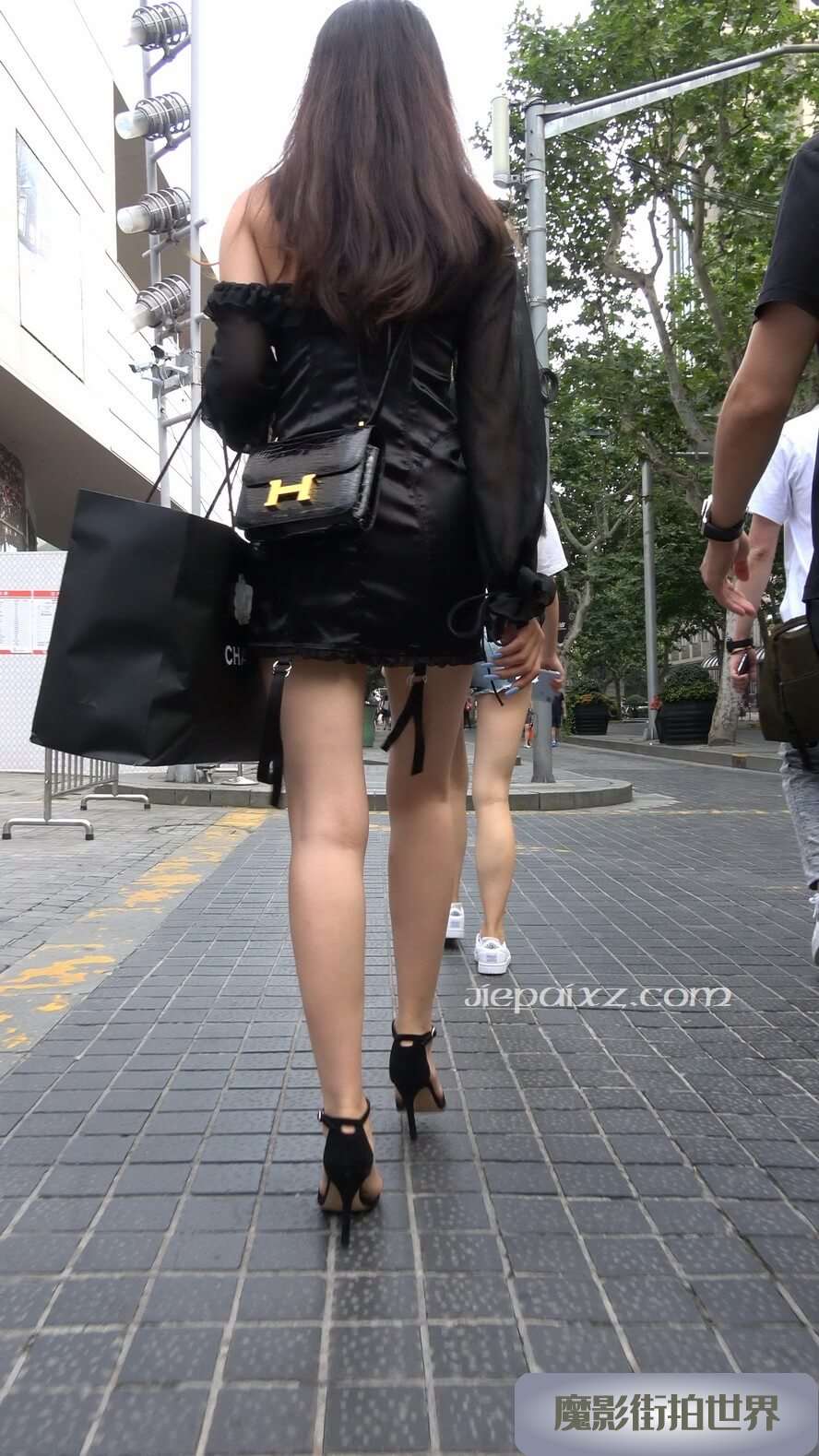 4K - 性感大长腿黑色连衣裙街拍美眉 [870 MB/MP4]