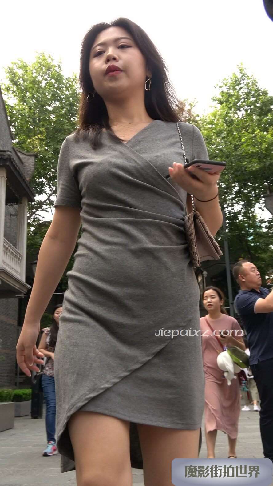 4K - 街拍灰色短裙美腿美女姐姐 [2.02 GB/MP4]