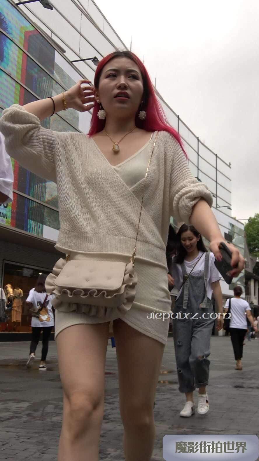 4K - 性感米色短裙V领街拍高跟美女 [1.39 GB/MP4]