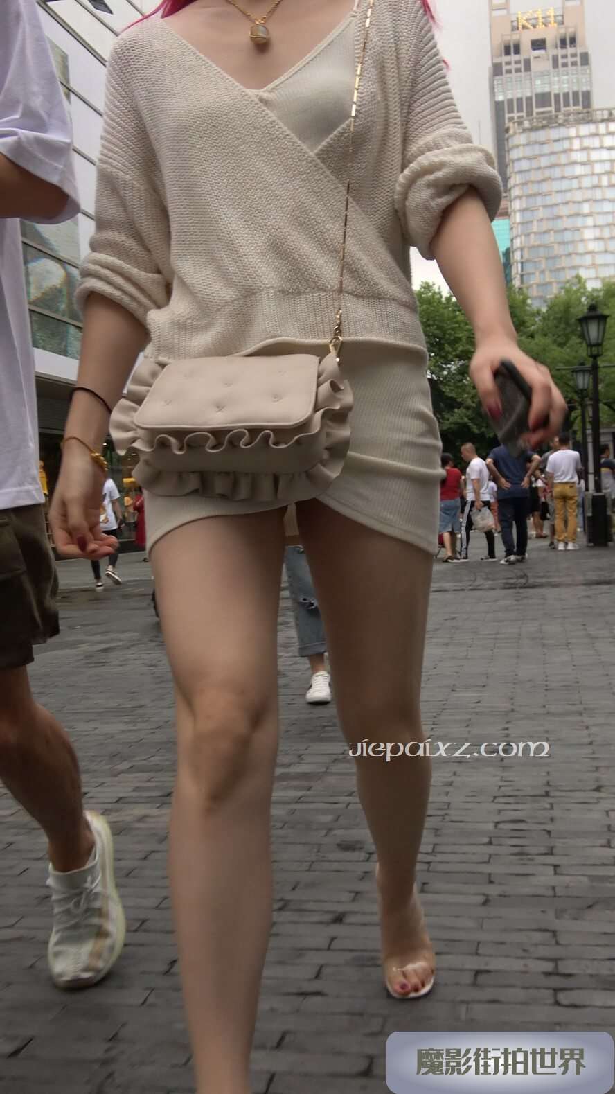 4K - 性感米色短裙V领街拍高跟美女 [1.39 GB/MP4]