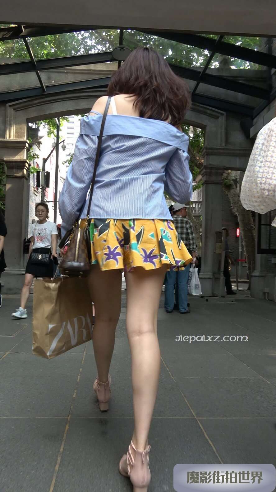 4K - 街拍性感小短裙街拍高跟长腿美女 [922 MB/MP4]