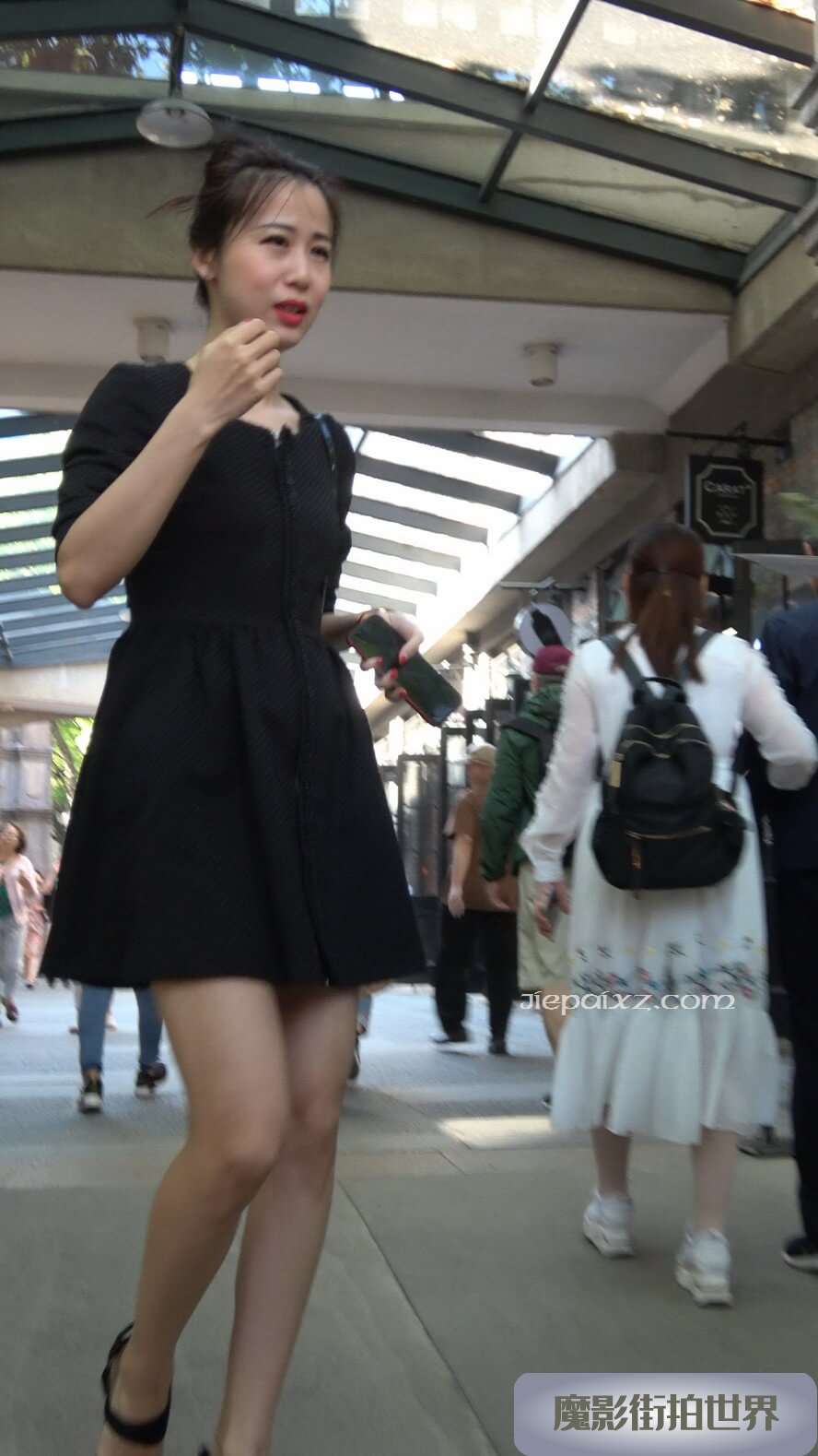 4K - 街拍黑色连衣裙性感高跟美女 [1.09 GB/MP4]