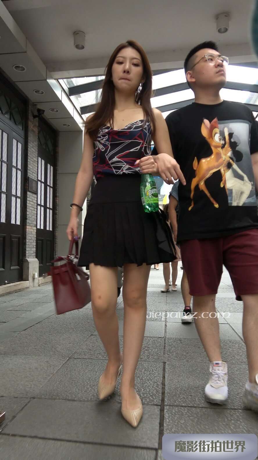 4K - 性感低胸吊带配百褶短裙妹子 [2.12 GB/MP4]