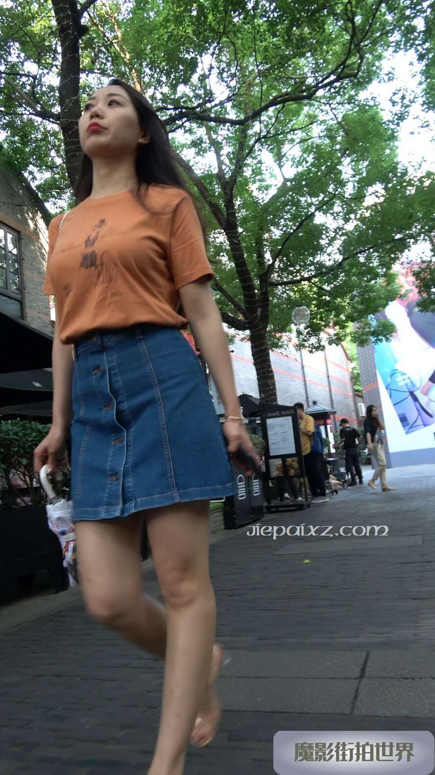 4K - 街拍牛仔裙高跟街拍美女 [548 MB/MP4]