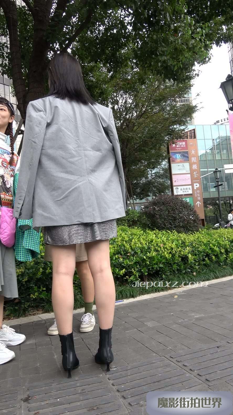 4K - 性感长腿街拍时尚御姐型美女 [1.27 GB/MP4]