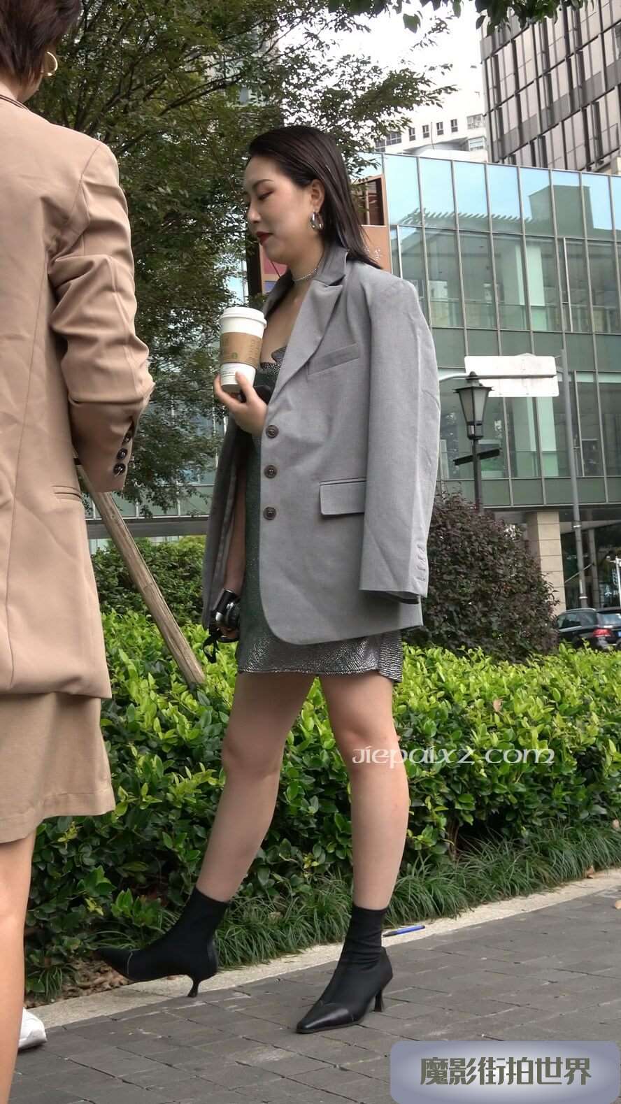 4K - 性感长腿街拍时尚御姐型美女 [1.27 GB/MP4]