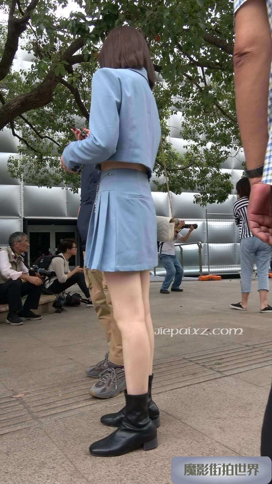 4K - 街拍蓝色小短裙街拍皮靴美眉 [515 MB/MP4]