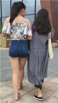 街拍吊带衫丰臀高腰热裤美女 [2.75 GB]