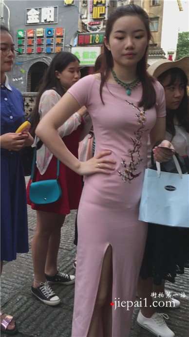 甜美可人粉色旗袍美女在排队 [453 MB]