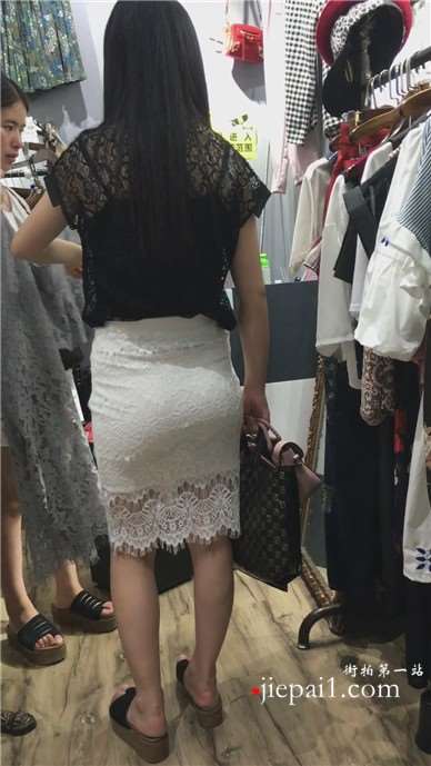 跟着极品翘臀性感少妇逛服装店 [1.57 GB]