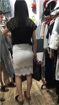 跟着极品翘臀性感少妇逛服装店 [1.57 GB]