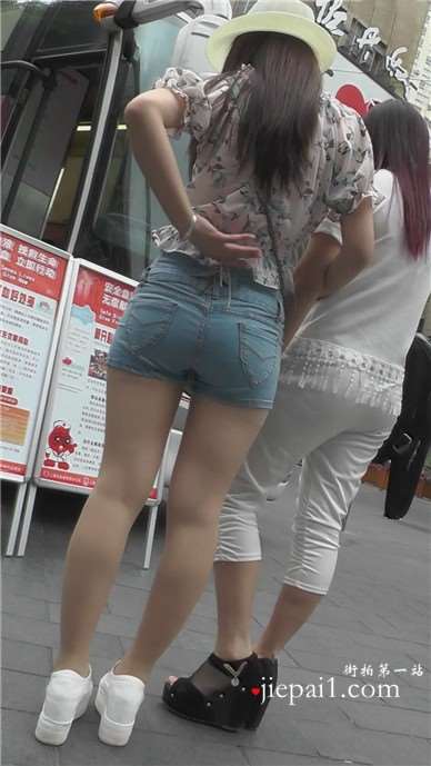 街拍超级美臀牛仔热裤清纯少女 [1.26 GB]