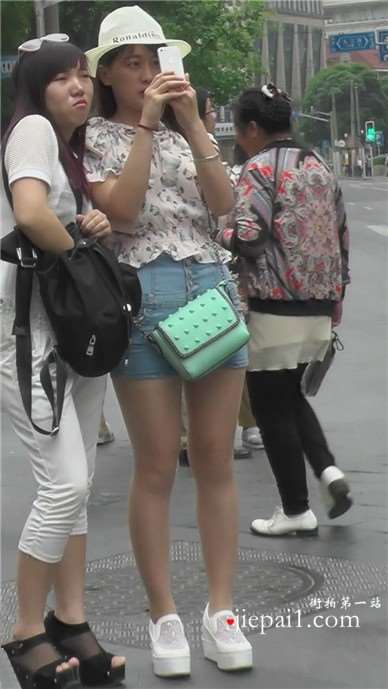 街拍超级美臀牛仔热裤清纯少女 [1.26 GB]
