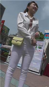 街拍紧身白衣白裤大美妞，小清新邻家小妹的感觉[1.12 GB]