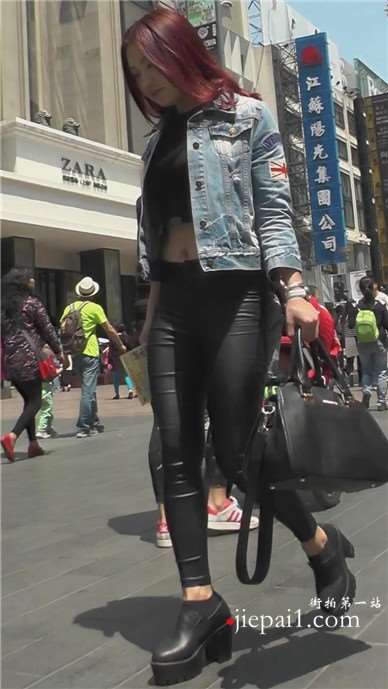 紧身皮裤露脐装，牛仔小外套美女姐姐 [1.23 GB]