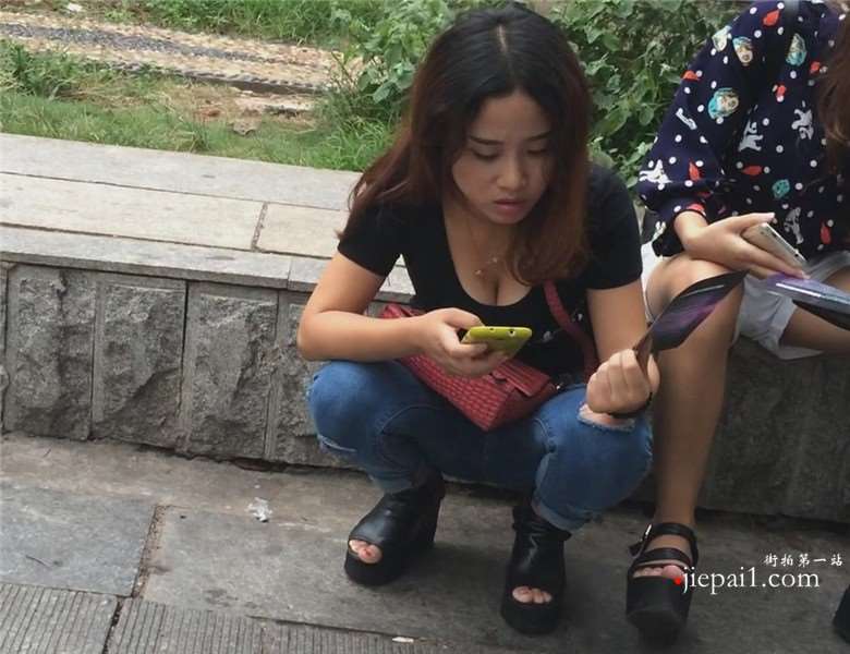 蹲地上玩手机的紧身蓝牛美女 [1.85 GB]