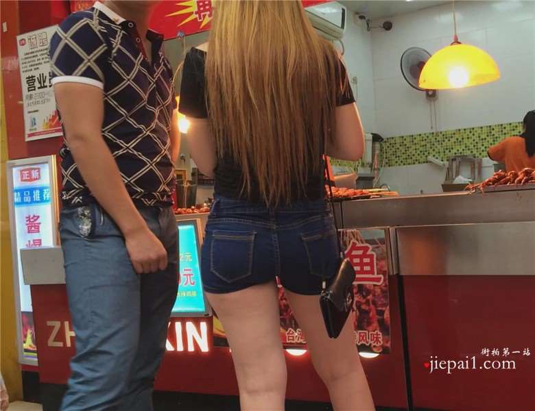 高腰紧身热裤苹果臀美女边逛街边撸串 [1.10 GB]