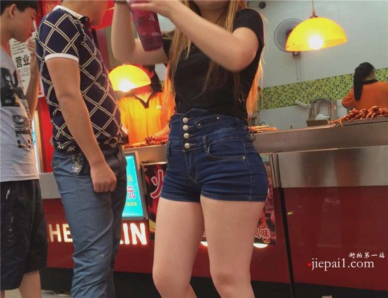 高腰紧身热裤苹果臀美女边逛街边撸串 [1.10 GB]