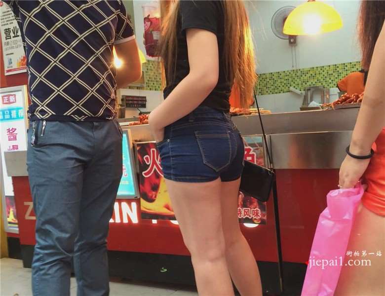高腰紧身热裤苹果臀美女边逛街边撸串 [1.10 GB]