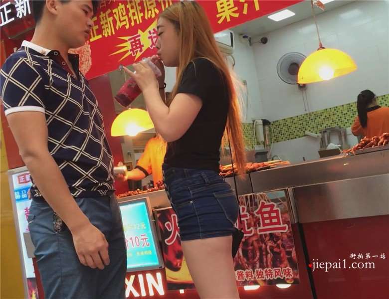 高腰紧身热裤苹果臀美女边逛街边撸串 [1.10 GB]