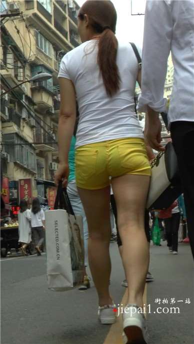 街拍超短热裤性感圆臀成熟美女 [385 MB]