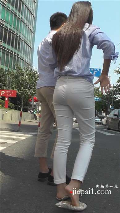 街拍美臀好身材紧身白裤美女 [489 MB]