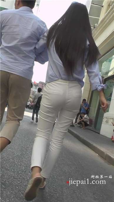 街拍美臀好身材紧身白裤美女 [489 MB]