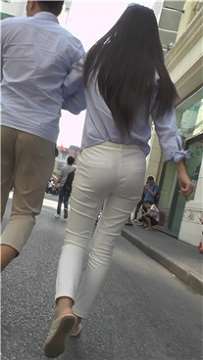 街拍美臀好身材紧身白裤美女 [489 MB]