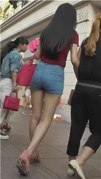 街拍红高腰热裤苹果臀妹纸，跟闺蜜服装店买买买 [811 MB]