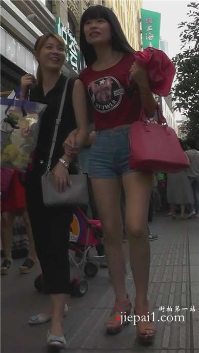 街拍红高腰热裤苹果臀妹纸，跟闺蜜服装店买买买 [811 MB]