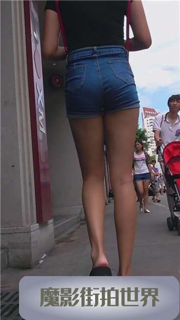 舔着跟棒棒糖的宽臀热裤小美女被开发成这样！[1.56 GB]