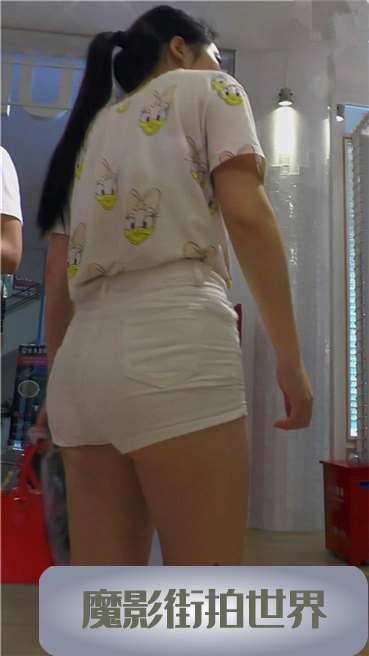 三角区坚挺饱满的翘臀马尾辫女孩买衣服！[760 MB]