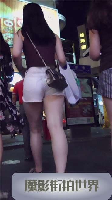 露脐装的热裤妹子逛街！[529 MB]