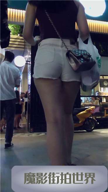 露脐装的热裤妹子逛街！[529 MB]