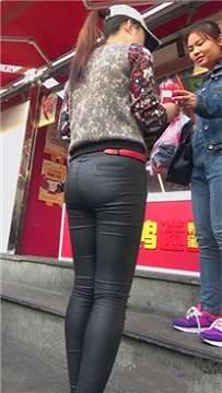 鸭舌帽马尾辫皮裤女孩跟闺蜜逛街！[1.79 GB]