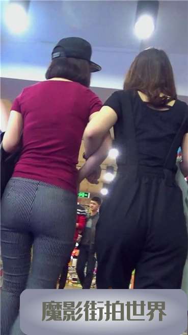 超紧绷丰臀红T恤美女姐姐跟闺蜜逛商场！[1.85 GB]