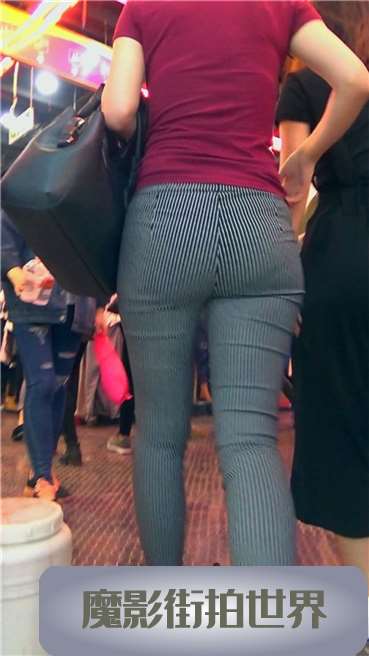 超紧绷丰臀红T恤美女姐姐跟闺蜜逛商场！[1.85 GB]