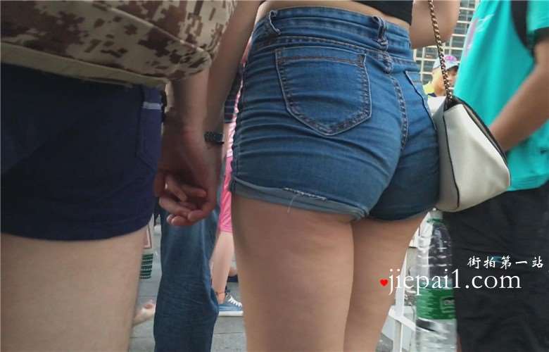 超级丰满翘臀牛仔热裤美眉 [1.37 GB]