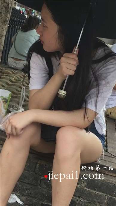 花坛边听闺蜜抱怨的牛仔热裤小清新美眉 [979 MB]