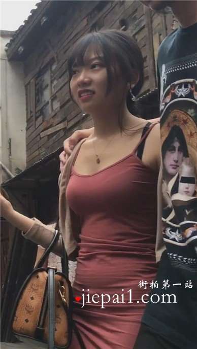 街拍跟拍酒红色包臀裙美眉 [1.16 GB]