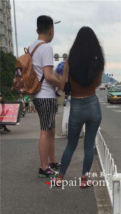 紧身蓝牛宽臀妹子跟小男友路边等车  [937 MB]