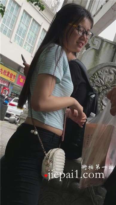 跟闺蜜聊得很嗨的翘臀黑紧MM  [1.91 GB]