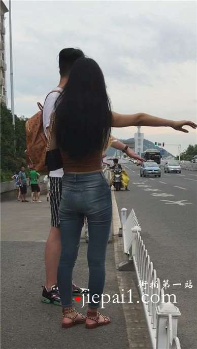 紧身蓝牛宽臀妹子跟小男友路边等车  [937 MB]