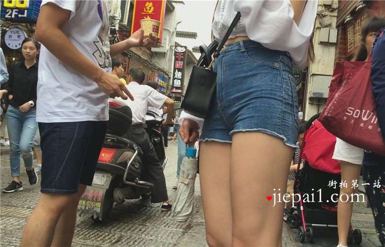 身材超级劲爆的牛仔短裤美女 [2.22 GB]