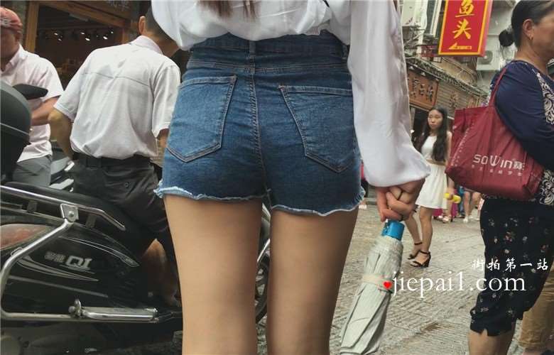身材超级劲爆的牛仔短裤美女 [2.22 GB]