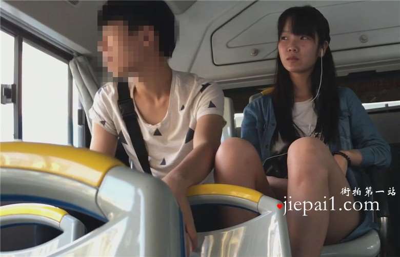 公交站偶遇三角区饱满，骆驼趾明显的牛仔热裤美女[3.06 GB]