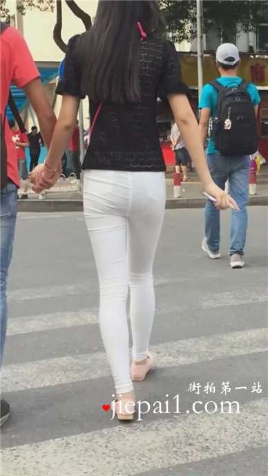 超长跟拍视频，透明白裤小美女跟小男友压马路。[1.26 GB]