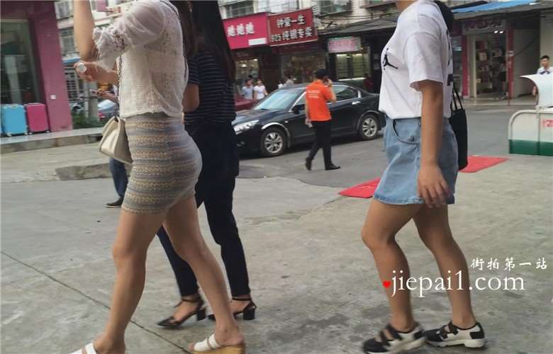 超级翘臀美眉来啦，任何角度都能体现出翘这个字。[2.49 GB]